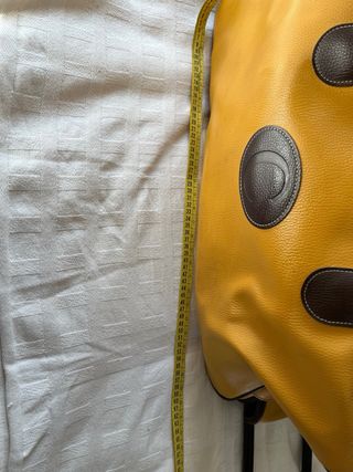 Bolso de viaje amarillo y marrón