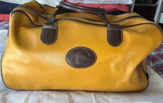 Bolso de viaje amarillo y marrón