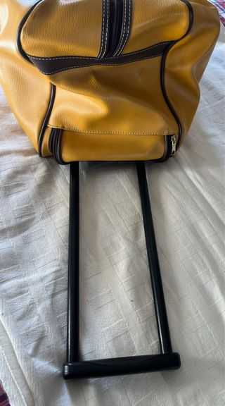 Bolso de viaje amarillo y marrón