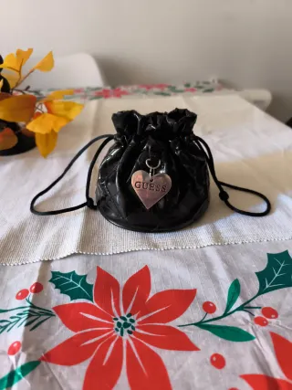 Bolsita joyero Guess acolchada corazón