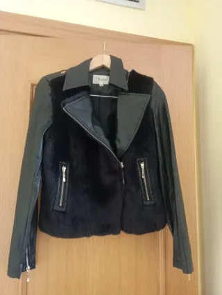Chaqueta motera negra piel sintética y pelo