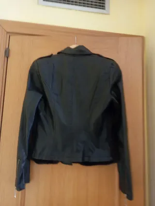 Chaqueta motera negra piel sintética y pelo
