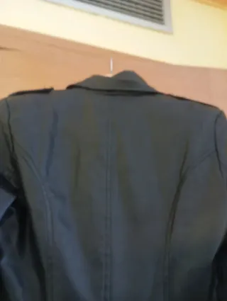 Chaqueta motera negra piel sintética y pelo