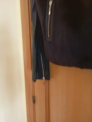 Chaqueta motera negra piel sintética y pelo