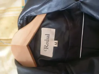 Chaqueta motera negra piel sintética y pelo