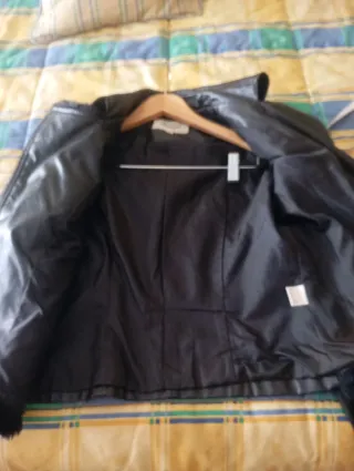 Chaqueta motera negra piel sintética y pelo