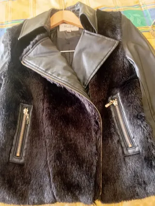 Chaqueta motera negra piel sintética y pelo