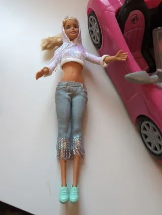 Barbie con Kent in auto