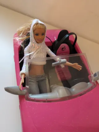 Barbie con Kent in auto