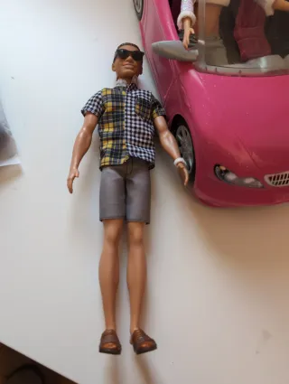 Barbie con Kent in auto