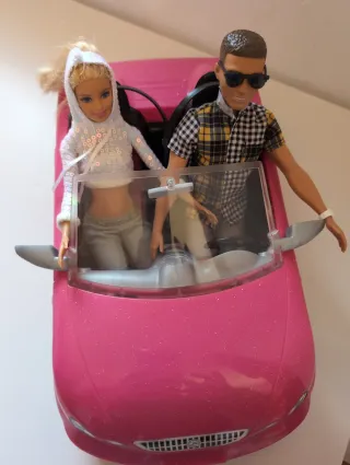 Barbie con Kent in auto