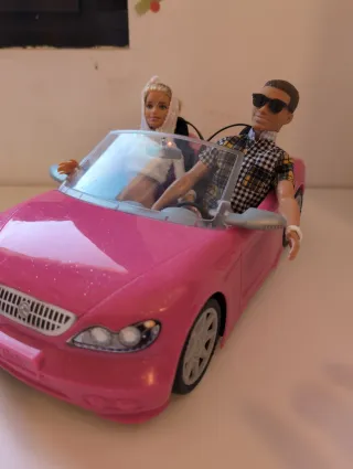 Barbie con Kent in auto