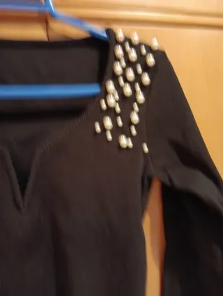 Top negro con perlas