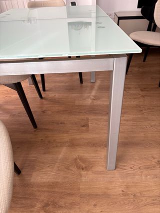 Mesa extensible cristal y metal