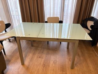 Mesa extensible cristal y metal