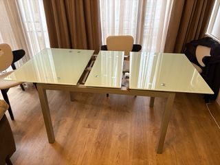 Mesa extensible cristal y metal