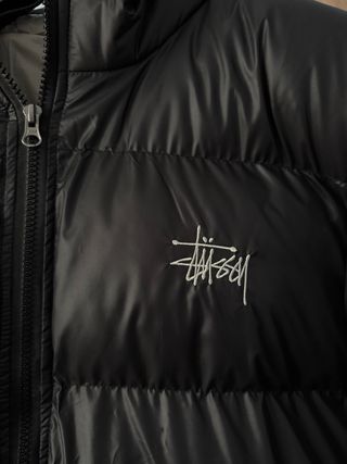 Cazadora Stüssy Negra con Capucha