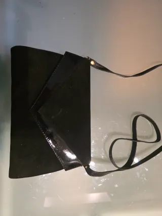 Cartera de ante negra con detalles charol