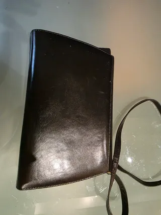 Cartera de ante negra con detalles charol