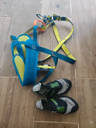 Arnés y pies de gato escalada