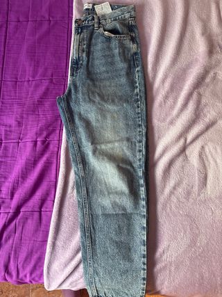Pantalón vaquero desgastado