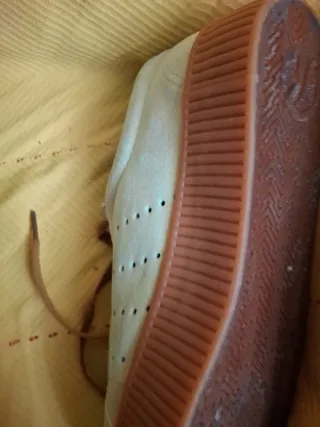 Zapatillas casuales blancas y marrones