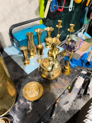 Juego de metal dorado: vasijas, candelabros, teter