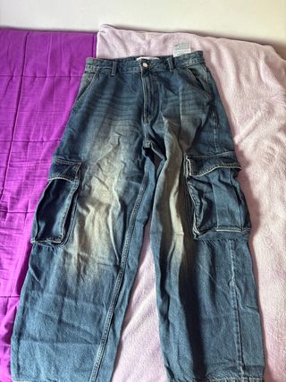 Pantalones cargo vaqueros desgastados