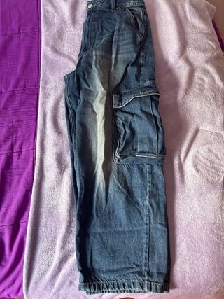 Pantalones cargo vaqueros desgastados