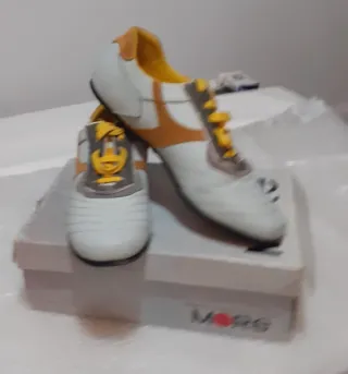 Scarpe da passeggio bianche e arancioni