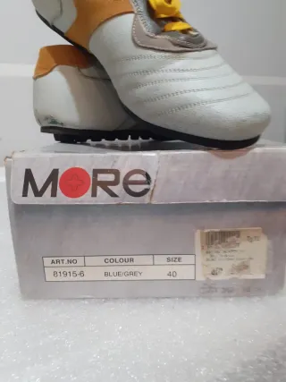 Scarpe da passeggio bianche e arancioni