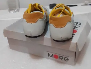 Scarpe da passeggio bianche e arancioni