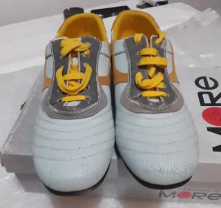 Scarpe da passeggio bianche e arancioni