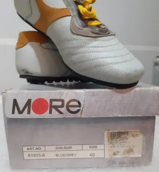 Scarpe da passeggio bianche e arancioni