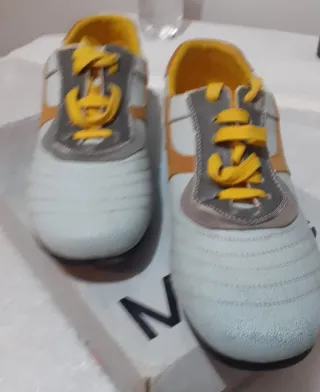 Scarpe da passeggio bianche e arancioni