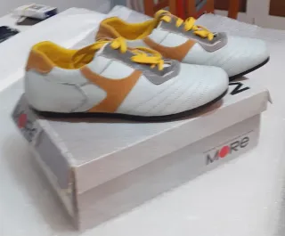 Scarpe da passeggio bianche e arancioni