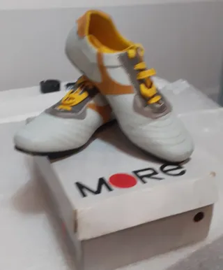 Scarpe da passeggio bianche e arancioni