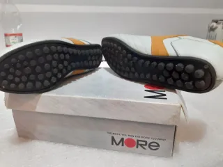 Scarpe da passeggio bianche e arancioni