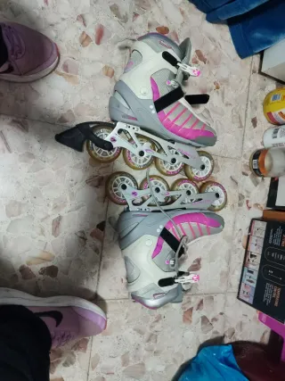 Patines en línea rosas y grises