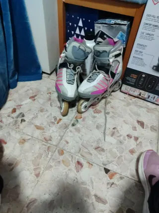Patines en línea rosas y grises
