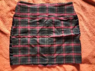 Falda tubo cuadros roja y negra