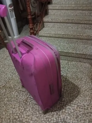 Maleta rosa con ruedas en buenas condiciones