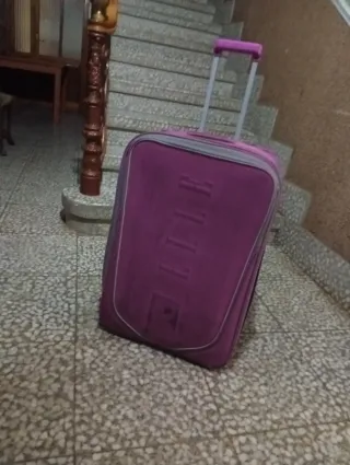 Maleta rosa con ruedas en buenas condiciones