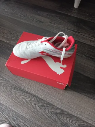 Zapatillas de fútbol Lotto Blancas y Rojas