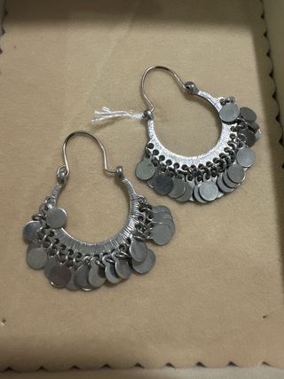 Pendientes plateados con adornos