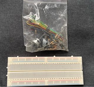 Protoboard con resistencias y potenciómetro