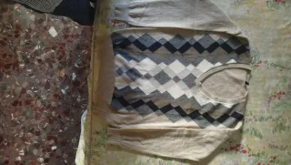 Jersey Benetton cuello pico estampado rombos