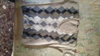 Jersey Benetton cuello pico estampado rombos