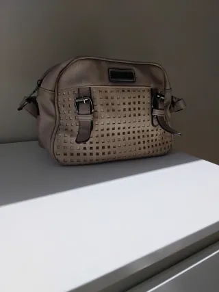 Bolso beige y marrón con diseño