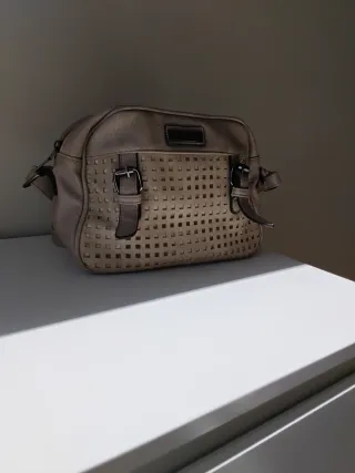 Bolso beige y marrón con diseño